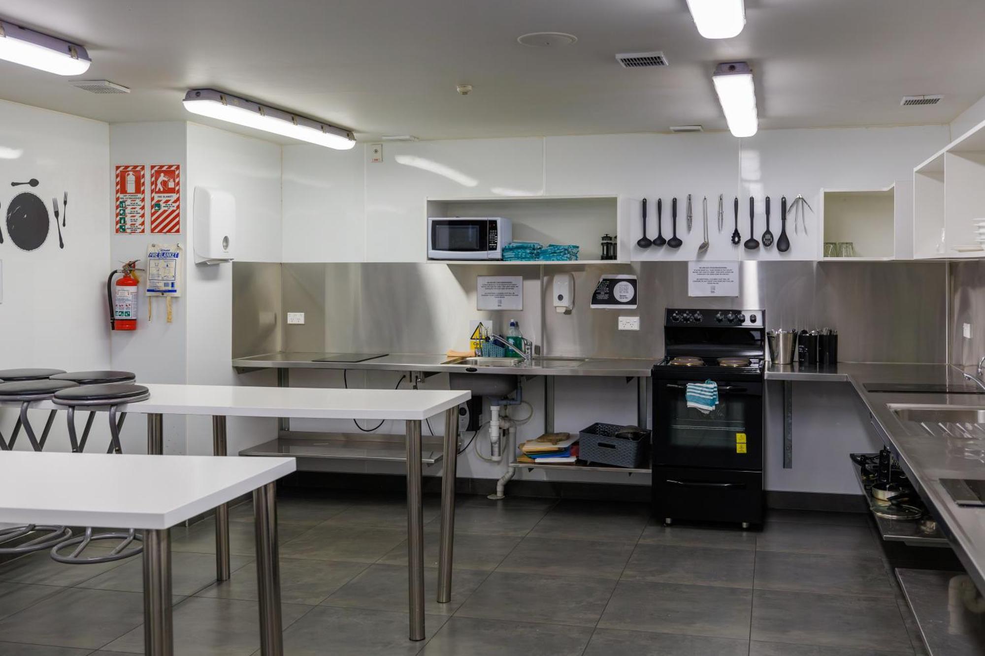 크라이스트처치 The Bealey Quarter 모텔 외부 사진 The kitchen at the station