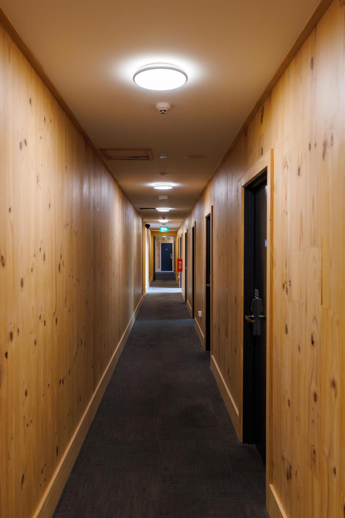 크라이스트처치 The Bealey Quarter 모텔 외부 사진 A corridor at the hotel